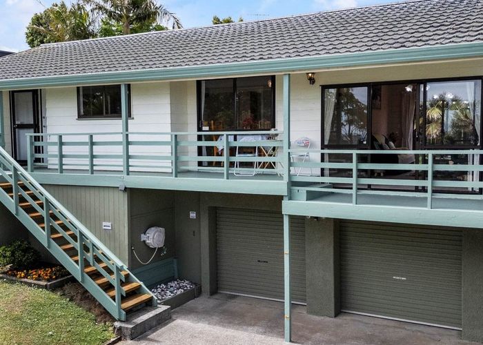  at 2/106 Bradbury Road, Botany Downs, Auckland
