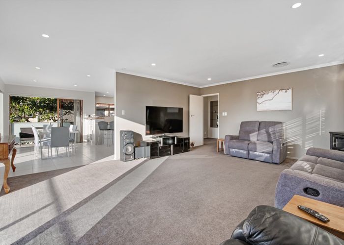 at 33 Surf Road, Stanmore Bay, Whangaparaoa