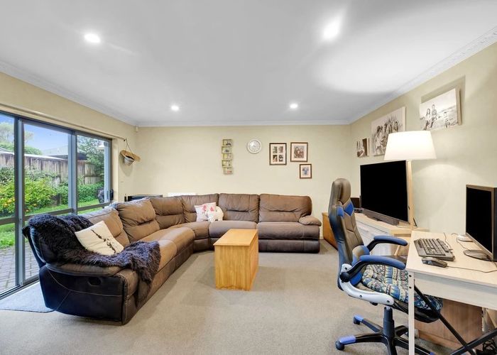  at 1 Grasmere Court, Huntington, Hamilton