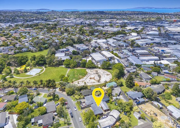  at 5 Normanton Street, Glenfield, Auckland