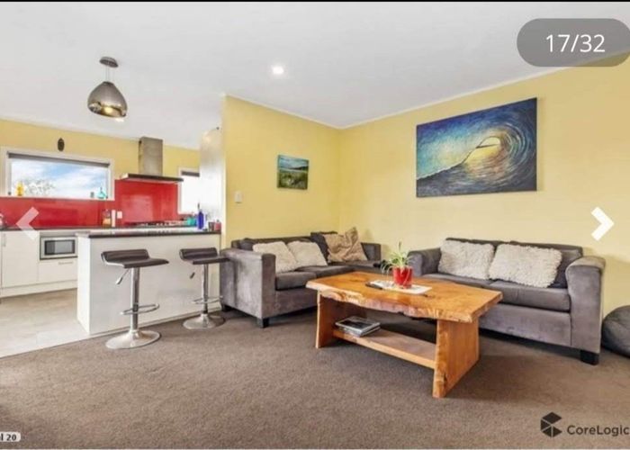  at 1/10  Bishop Street Upstairs, Green Bay, Waitakere City, Auckland
