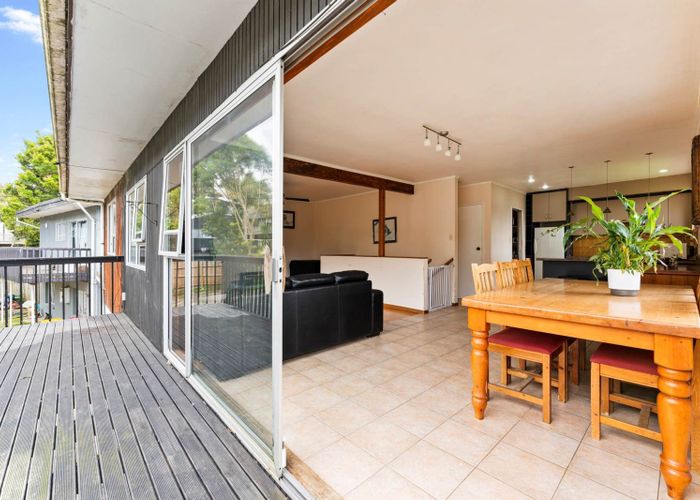  at 2/663 Beach Road, Rothesay Bay, North Shore City, Auckland