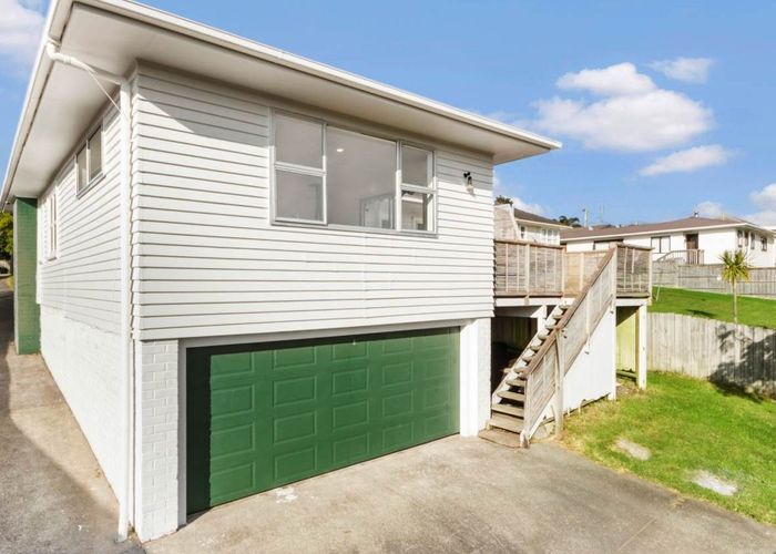  at 9 Barron Drive, Green Bay, Auckland