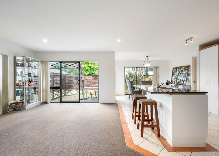 at 12 Red Oak Place, Schnapper Rock, Auckland