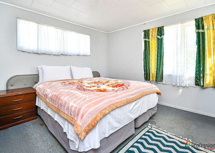  at 8 Staverton Crescent, Mangere, Auckland