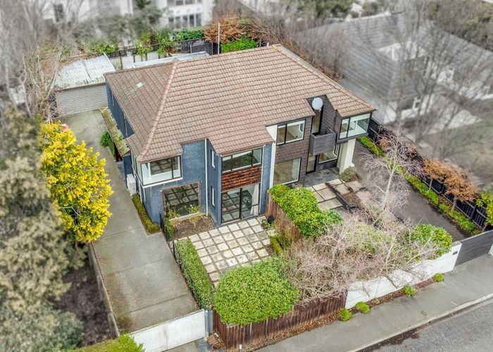  at 2/52 Aikmans Road, Merivale, Christchurch