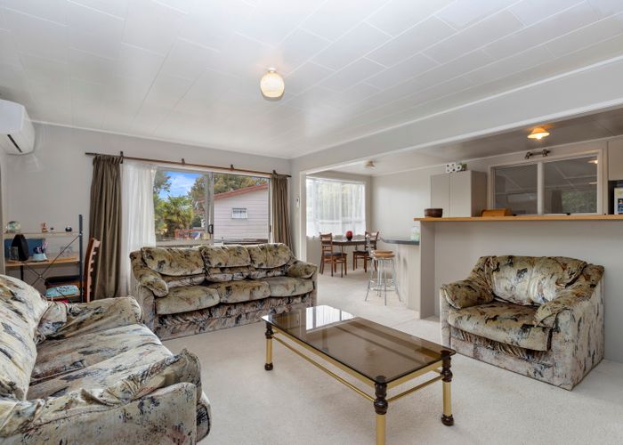  at 15 Crescent Court, Melville, Hamilton
