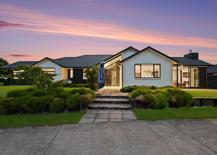  at 2 Helen June Avenue, Flagstaff, Hamilton