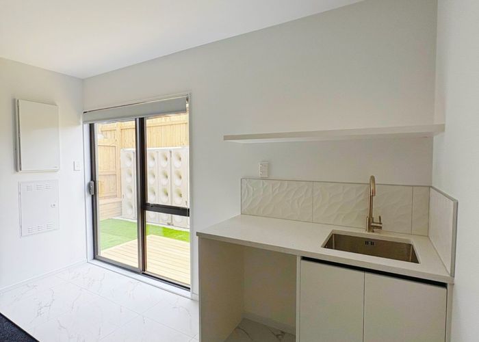  at 14b Elcoat Ave, Henderson, Waitakere City, Auckland