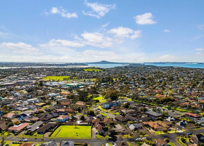  at 2/49 Dalwhinnie Parade, Highland Park, Manukau City, Auckland