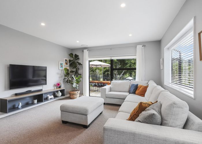  at 8 Jays Road, Titirangi, Auckland
