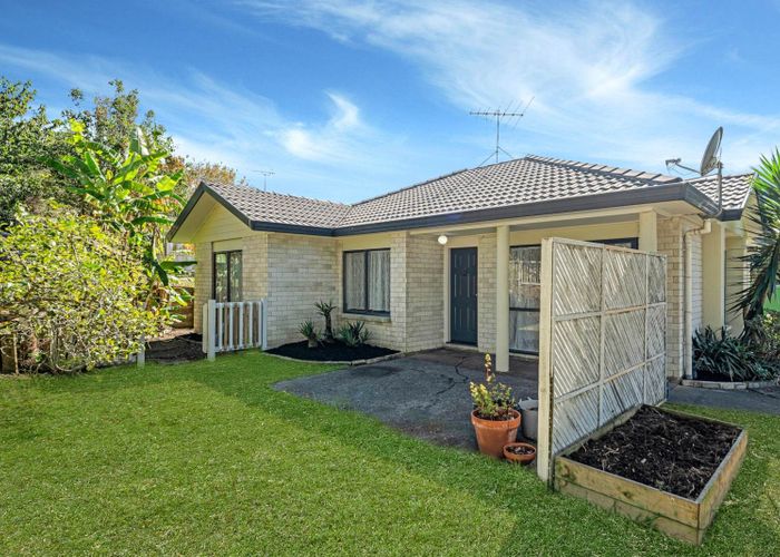  at 2 Skelton Avenue, Randwick Park, Manukau City, Auckland