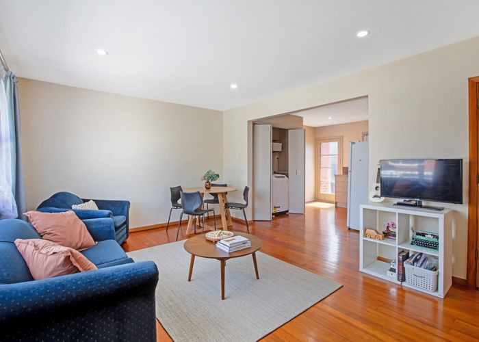  at 2/28 Aikmans Road, Merivale, Christchurch City, Canterbury