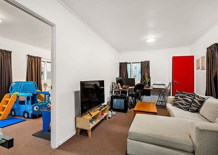  at 25 Crompton Road, Massey, Waitakere City, Auckland