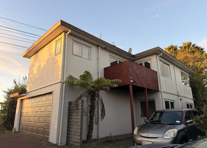  at 2/227 Sunset Road, Sunnynook, North Shore City, Auckland