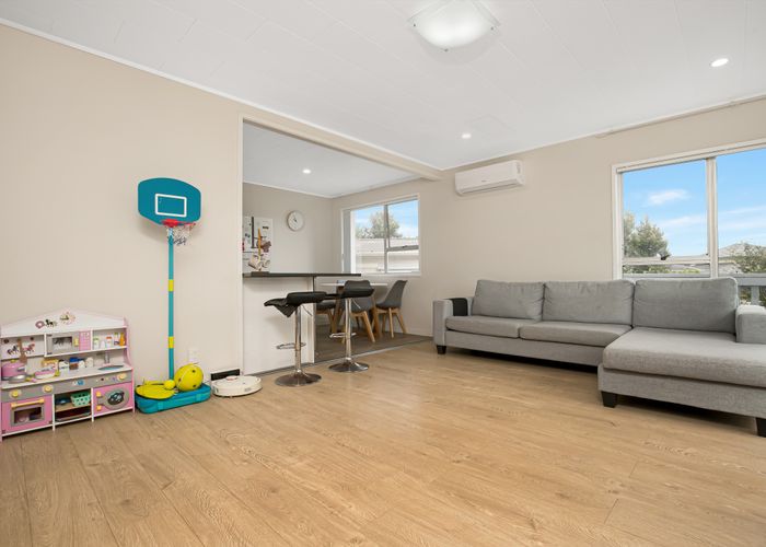  at 2 Aria Place, Clover Park, Auckland
