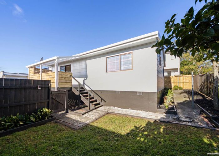  at 2/18 Binsted Road, New Lynn, Waitakere City, Auckland