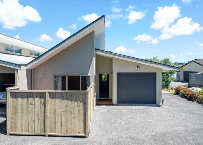  at 5 Woodbank Drive, Glen Eden, Waitakere City, Auckland