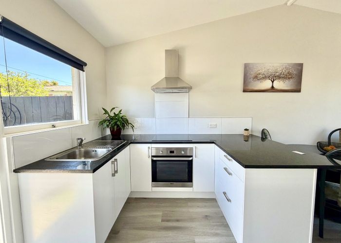  at 2/8 Heretaunga Avenue, Te Papapa, Auckland