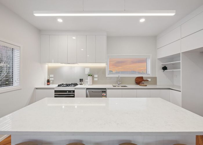  at 352 East Coast Road, Sunnynook, North Shore City, Auckland