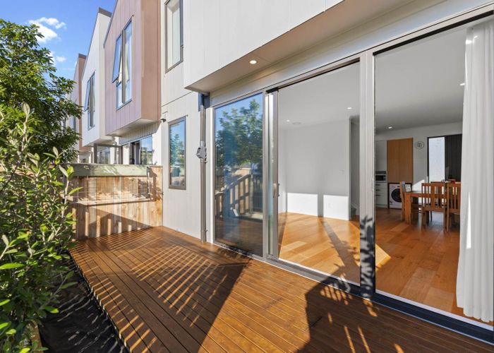  at 32 Waipuhinui Way, Manukau, Manukau City, Auckland