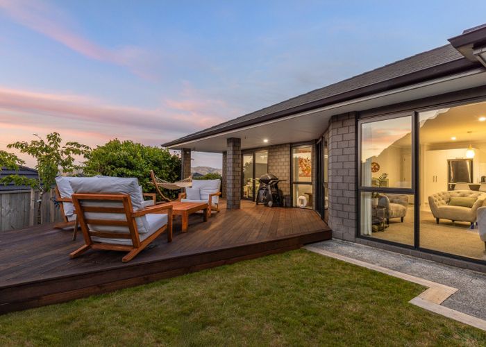  at 2 Roundhouse Close, Whitby, Porirua