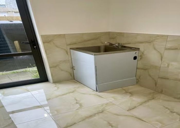  at 4/100 Seymour Road, Sunnyvale, Waitakere City, Auckland