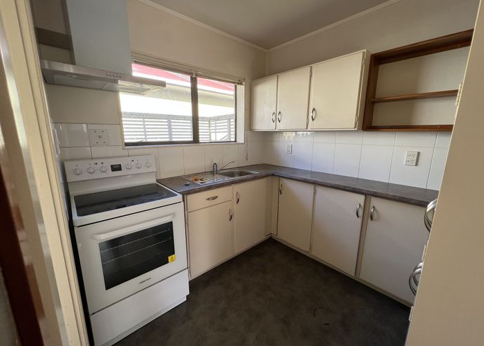  at 2/8 Rutland Road, Mount Wellington, Auckland