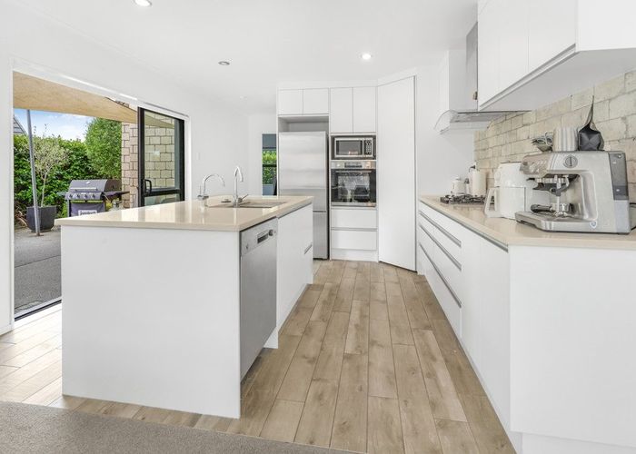  at 6 Braedan Lane, Huntington, Hamilton