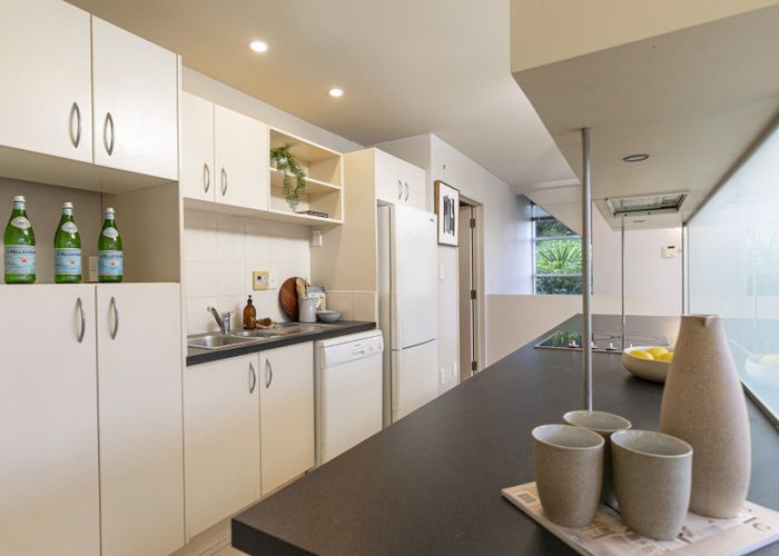  at 1/166 Mokoia Road, Birkenhead, North Shore City, Auckland