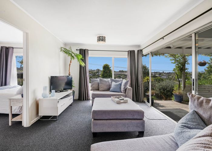  at 1/867 Beach Road, Waiake, Auckland