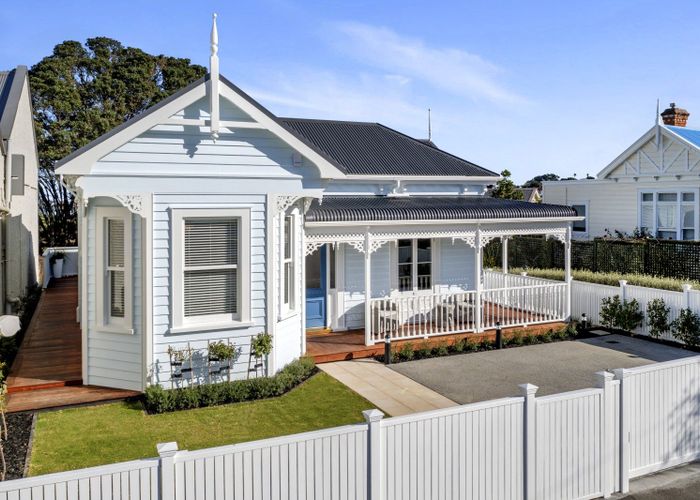  at 4 Clarence Road, Northcote Point, North Shore City, Auckland
