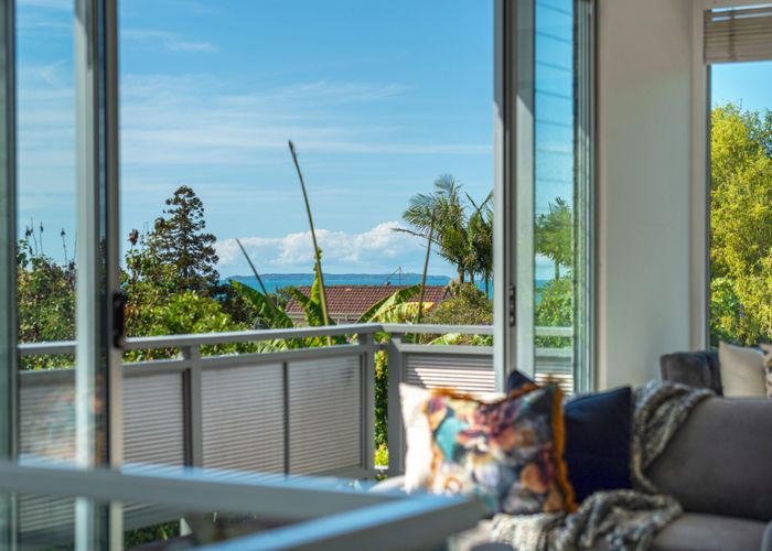  at 1/598 Beach Road, Rothesay Bay, Auckland