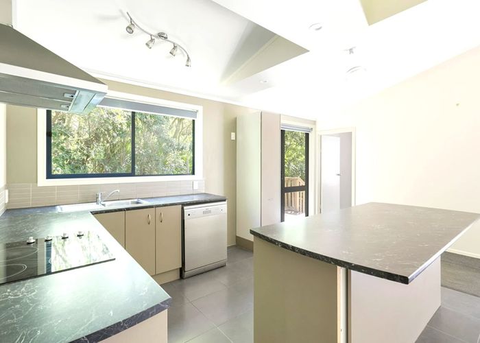  at 2/8a Montressor Place, Mellons Bay, Manukau City, Auckland