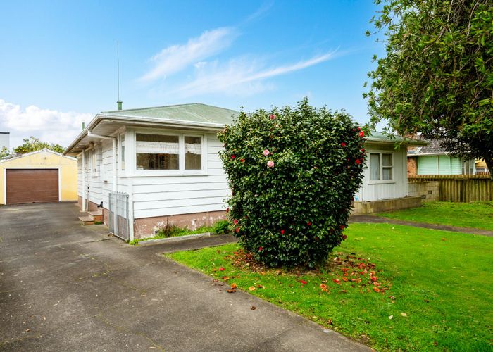  at 40 Te Kanawa Crescent, Henderson, Auckland