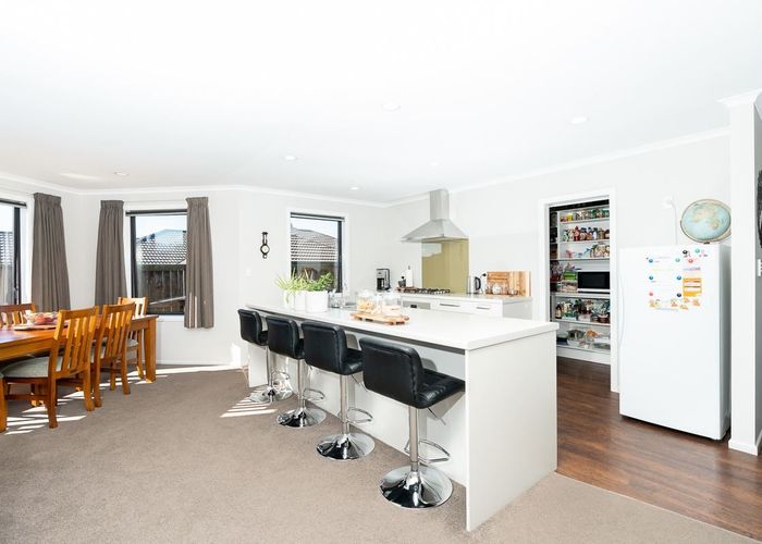  at 15 Cole Thomas Place, Huntington, Hamilton