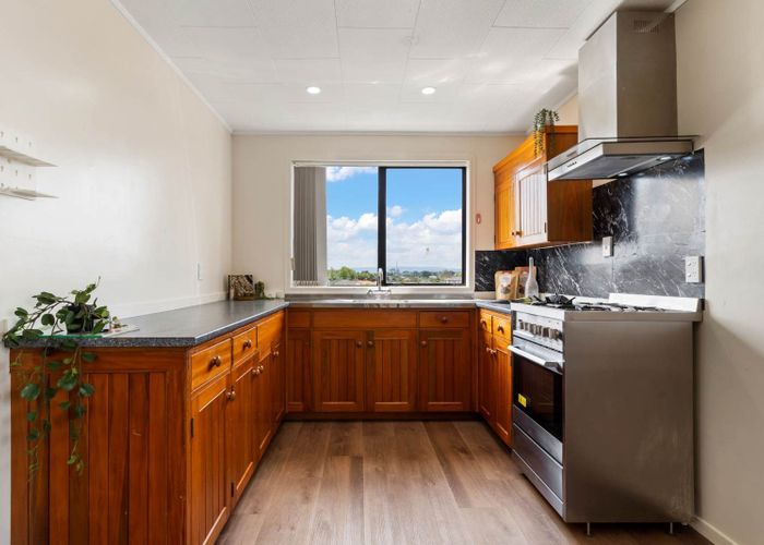  at 2/16 Secretariat Place, Randwick Park, Auckland