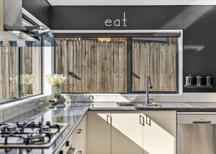  at 2/4 Dromora Close, Dannemora, Auckland