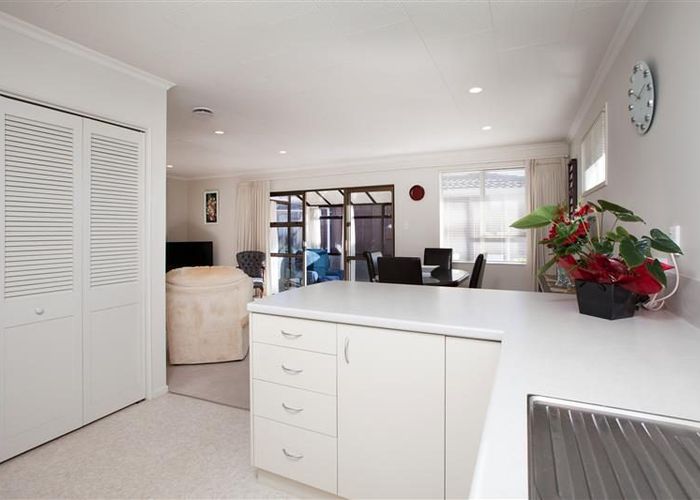  at 2/504 Devon Street East, Strandon, New Plymouth
