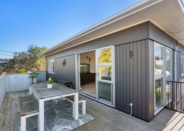  at 1/94 Chivalry Road, Glenfield, North Shore City, Auckland