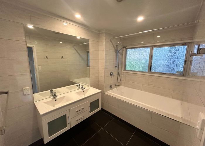  at 8 Longwood Place, Forrest Hill, Auckland