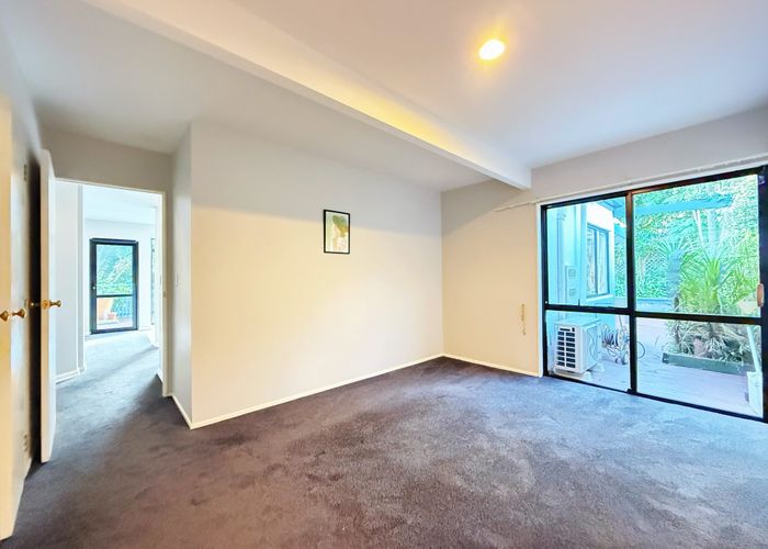  at 2/252 East Coast Road, Forrest Hill, North Shore City, Auckland