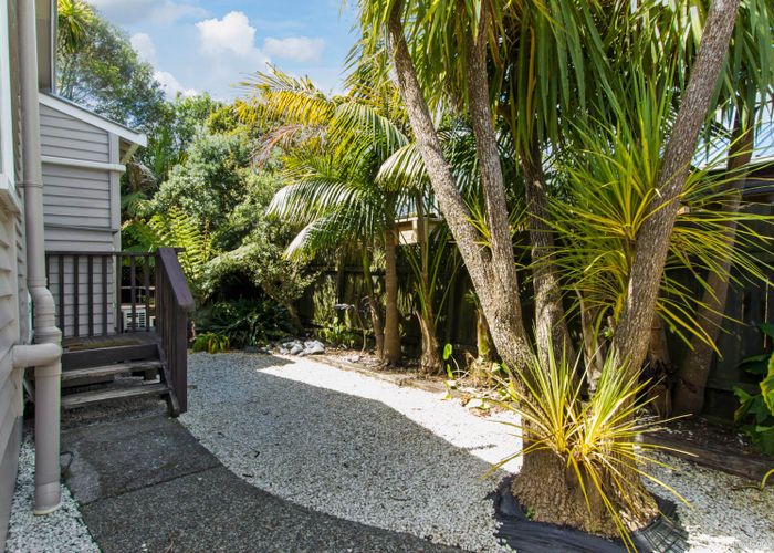  at 2/4 Cleve Road, Green Bay, Auckland