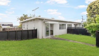  at 1/200 Chivalry Road, Glenfield, Auckland