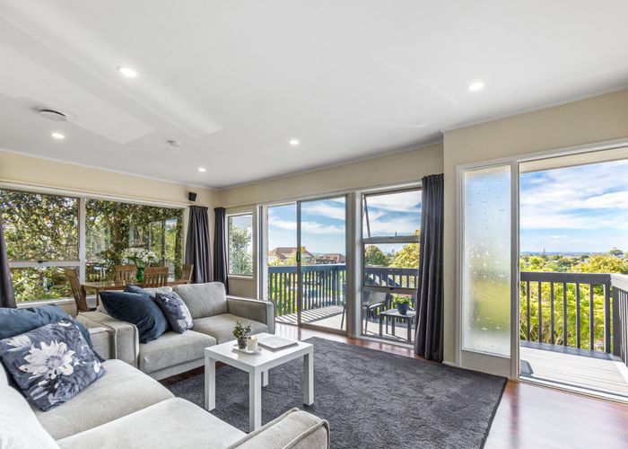  at 2/12 Girrahween Drive, Totara Vale, Auckland