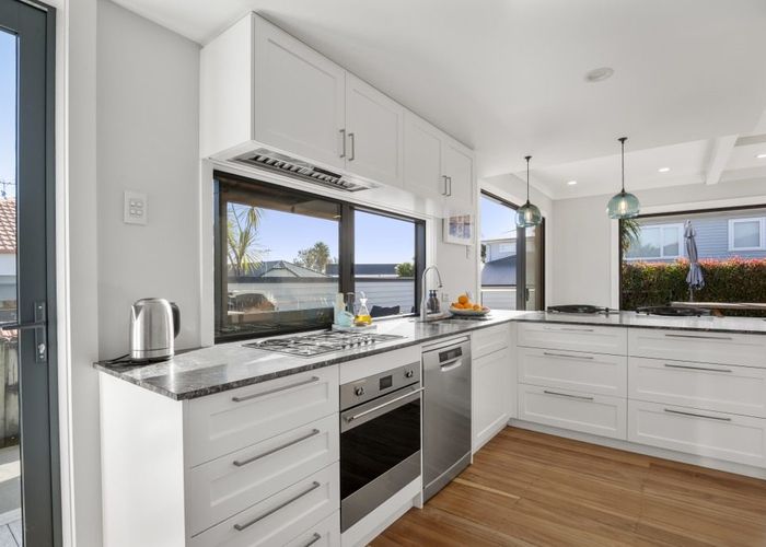  at 52 Wainui Avenue, Point Chevalier, Auckland