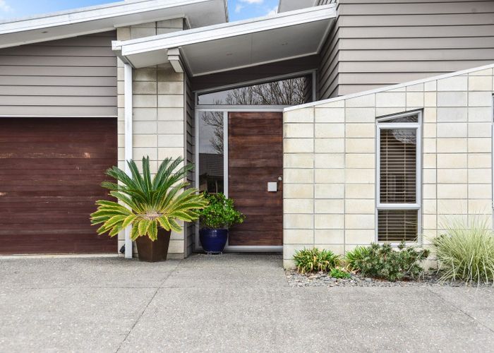  at 100 Huntington Drive, Huntington, Hamilton
