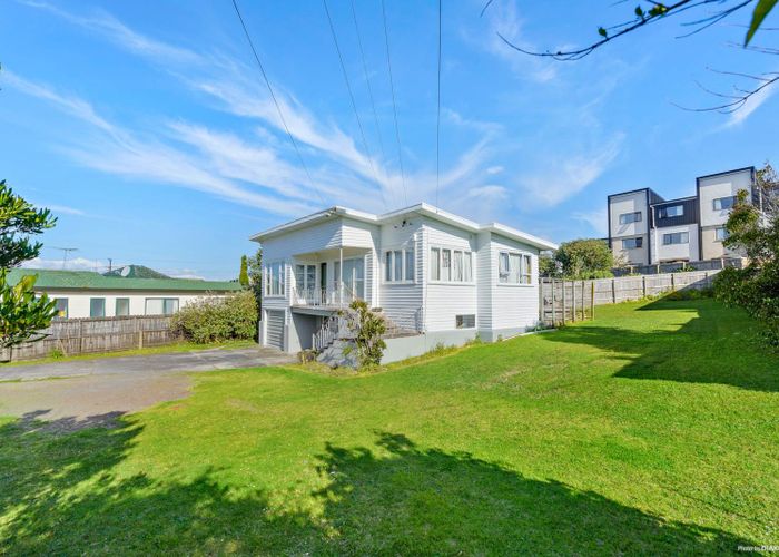  at 2 Binsted Road, New Lynn, Auckland