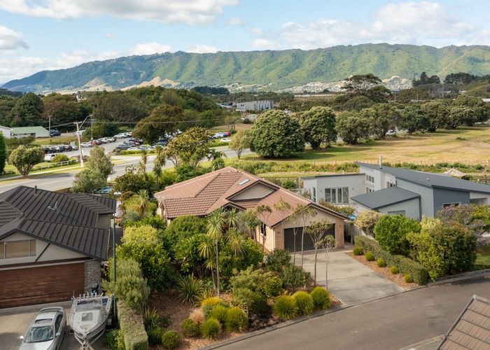  at 4 Fairway Oaks Drive, Waikanae Beach, Waikanae
