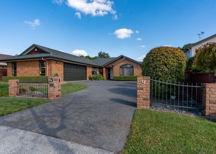  at 9 Montrose Crescent, Huntington, Hamilton